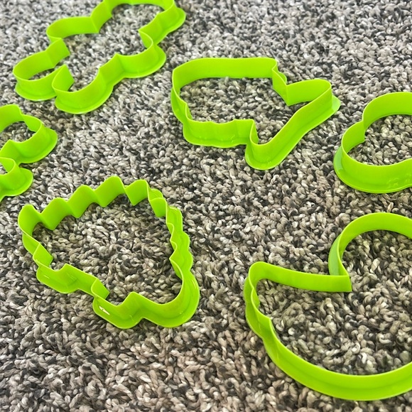 Animal cookie cutters or playdoh cutters dinosaurs bear fish duck and bone - Picture 5 of 9